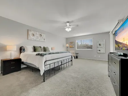 Spacious Living, Expansive Backyard and Fast Wifi - Charming Retreat