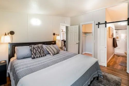 Charming Bungalow Hideaway with Expansive Backyard - Cozy Retreat فنادق في Philomath