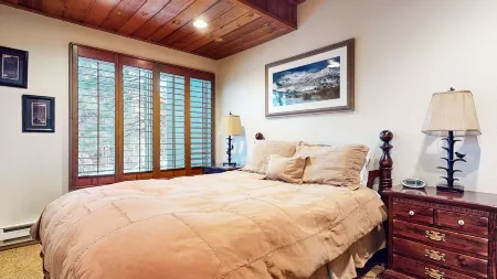 Mountain Getaway with Cozy Décor - Charming Retreat