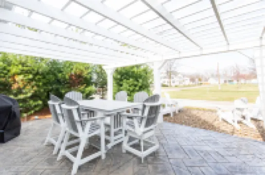 Exclusive Access to Serene Beach - Charming Lakeview Retreat