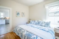 Golden Serenity - WiFi, Tranquil Retreat, Central Location