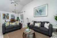 Golf Course Views and Spacious Living - Charming Villa Retreat