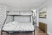 Airy Layout and Dedicated Parking Spot - Charming Whimsical Escape فنادق في Bayonne
