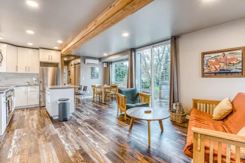 Beautiful storage container home w/ Columbia Gorge views & prime location Hotel di North Bonneville