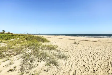 Ocean Views and Spacious Living Area - Bright Coastal Escape