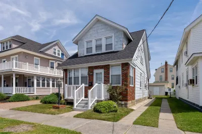 Fully-Equipped Kitchen and Outdoor BBQ Grill - Charming Getaway