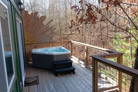 Serene Hot Tub Oasis with Stunning Glass Walls - Unique Luxury Retreat