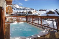 Ski in Ski Out and Outdoor Hot Tub - Stunning Family Escape