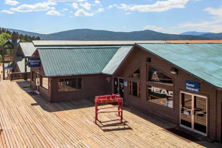 Enjoy a wood fire, balcony with mountain views at this home - close to ski Отели в г. Колфакс