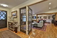 Cozy Fireplace and Lush Garden Oasis - Funky Eclectic Retreat Hotels in Rutland Town