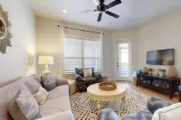 Hill country corner condo at The Waters - central AC, lake views & washer/dryer Hotels in Horseshoe Bay