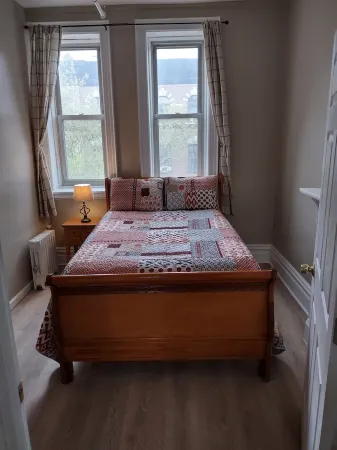 2 BEDROOM 3RD FLOOR RENOVATED W/KITCHEN - 3 MINUTES TO SUBWAY Отели рядом с достопримечательностью «I-Ам-Парк»