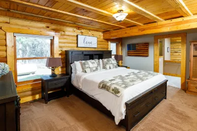 Charming Game Room and Scenic Outdoor Spaces - Inviting Log Home Retreat Hotel dekat Timber Creek Gift Shop