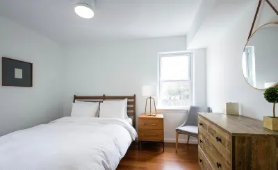 Stylish Kitchen and Gorgeous Deck - Charming Eco-Friendly Oasis 캐피톨 힐 호텔