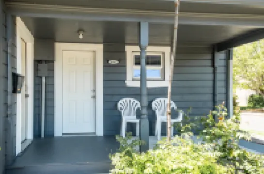 Charming Getaway with Spacious Living and Gourmet Kitchen - Beautiful Sanctuary