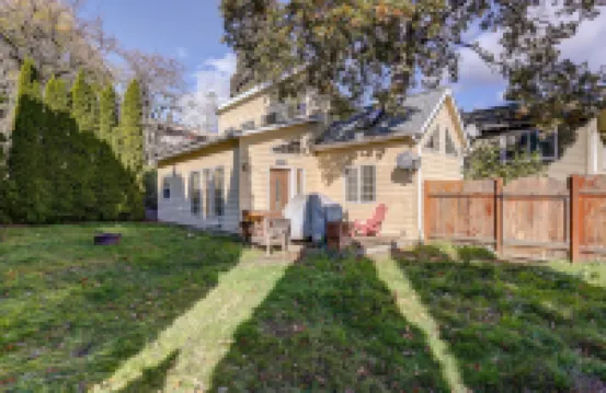 Peek of Mt Hood and Private Enclosed Yard - Charming Cozy Retreat
