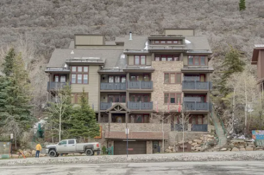 Private Deck and Spacious Great Room - Charming Luxury Escape