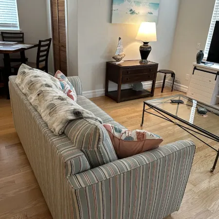 Charming canal-front apartment with king bed, AC, WiFi, in phenomenal Fort Myers