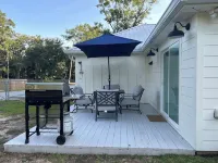Cozy beach cottage a block off the beach. 3 minutes to downtown Bay St Louis!
