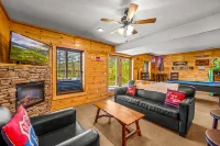 Hot Tub, Theater, Fire Pit and Pool Table - Gorgeous Mountain Retreat Hotels in Sevier County
