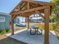 Cozy Retreat - Coffee Maker, Wifi, Ocean Views Hotels in Gleneden Beach