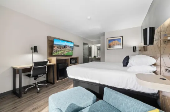 Red Lion Inn & Suites Deschutes River Bend Hotels in 