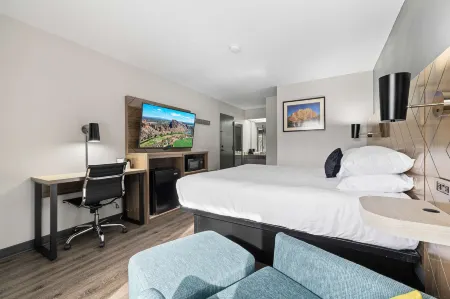 Red Lion Inn & Suites Deschutes River Bend Отели рядом с достопримечательностью «Парк штата Тамало»