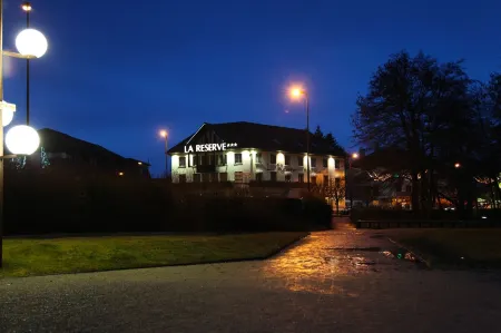 Hôtel la Réserve Отели рядом с достопримечательностью «Chalet du Lac»