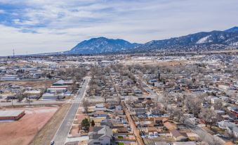 4Bd Pikes Peak Views Minutes to Hiking & Dining