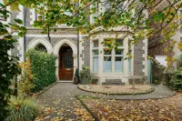 The Suite, 82 Cathedral, Private Parking Hotels in Riverside