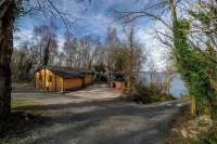 Log Cabin on the Lake - Sleeps 4 & Jacuzzi - 3-Star