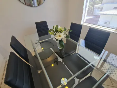 Cranbourne Court Beachside Apartments Отели в г. Мадджимба