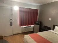 PT6 Inn فنادق في إيفانسفيل