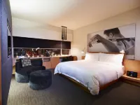 Le Germain Hotel Maple Leaf Square Hotels in Торонто