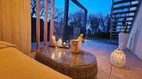 La Douce escapade Loft & Spa : Location loft tout confort moderne avec chambre, jardin minéral, terrasse, spa privatif et parking clos à Sizun dans le Finistère en Bretagne | Séjour et week-end insolite en amoureux Hôtels à : Landivisiau
