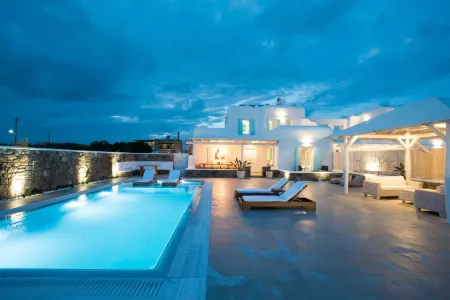 Tiffanys Villas Отели рядом с достопримечательностью «Super Paradise Beach»