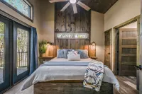 Wooded Hideaway 2 Bedroom Cabin Hotels in Sevier County