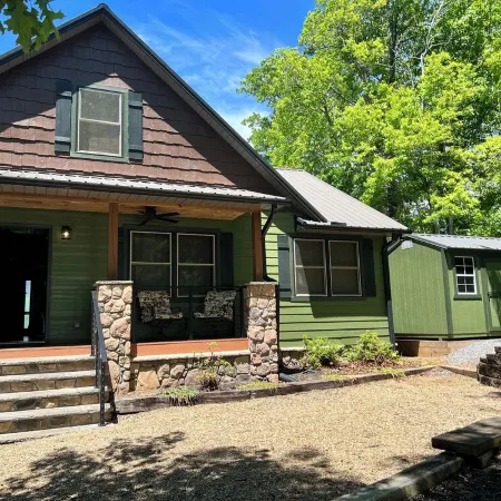 Quiet Mountain-Top Cabin, Gorgeous Views of Great Smoky Mountains with Hot Tub
