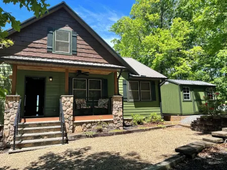 Quiet Mountain-Top Cabin with Stunning Views of Great Smoky Park w/ Hot Tub
