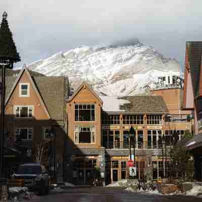 ベースキャンプ スイーツ バンフ Hotel Exterior