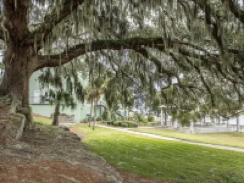 Oaks on the River Hotels in Darien