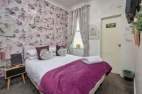 Friends Hotel - B&Bs (Bed and breakfast)