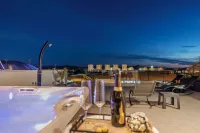 Luxury Majpruz Suites - Hot Tub