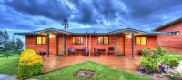 Endeavour Lodge Hotels near Ball Bay