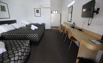 The Town House Motor Inn