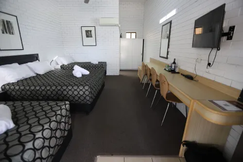 The Town House Motor Inn - parkir