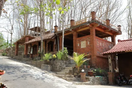 NewAlasKuliner & HomestayWatulumbung Отели рядом с достопримечательностью «Depok Beach»