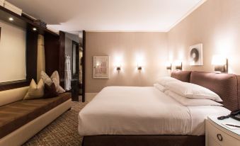 City Club Hotel