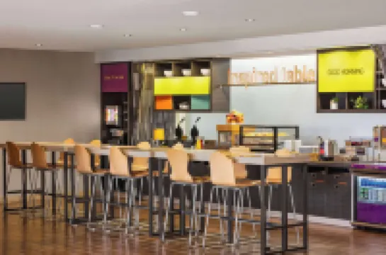 โฮม2 สวีทส์ บาย ฮิลตัน ลับบ็อก