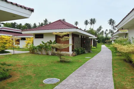 Dolores Tropicana Resort Отели рядом с достопримечательностью «Махарлика Бич Резорт»